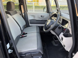 明るい色合いのシートと見通しのよい前方視界で、運転席まわりもすっきりとした印象です。座面や背もたれの形状が確認でき、乗り降りの際にもゆとりを感じられる空間となっています。