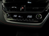 運転席と助手席で温度設定可能なデュアルモードオートエアコン装備。左右独立して自動で温度を調整して快適空間を保ちます。