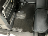 しっかりと汚れ、砂ぼこりを落とし足元まで清潔な車内空間を作り上げております♪