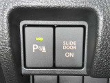 コーナーセンサーを車の前後に装備。障害物までの距離に応じて警告音を変えてお知らせ。縦列駐車時や駐車場・車庫などでの取り回しをサポートします。詳細は販売店スタッフまでおたずねください。