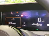 速度やシフト位置、時刻、外気温などを画面にまとめて表示し、運転に必要な情報を目で追いやすい構成です。表示内容が整理されているため、出発前や停車時の確認にも役立ちます。