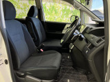 前席は座面と背もたれにゆとりがあり、運転席と助手席それぞれにヘッドレストを備えています。前方や側方を見渡しやすい視界が確保され、落ち着いた色合いの室内で乗り降りもスムーズです。