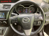 握りやすいステアリングは、運転操作をスムーズにします。オーディオやハンズフリー通話などの操作も、ステアリングから手軽に行えます。