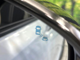【ブラインドスポットインフォメーション】走行中、ドアミラーの死角になりやすい箇所に後続車が接近するとサイドミラー付近に警告を表示、ドライバーに注意喚起をしてくれます。
