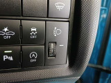 積載時に後ろが下がってライトが高くなったことによる相手車への眩惑を防止する焦点調整ができます