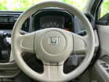 握りやすい形状のステアリングが運転席の正面に配置され、メーターも見渡しやすいレイアウトです。前方を確認しながら運転に集中しやすい環境です。