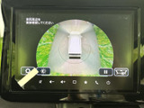 車両周辺を上から捉えた表示で、駐車時に周囲の位置関係を確認しやすくなっています。画面の案内に沿って後方や周辺を確かめられ、車庫入れの際に役立ちます。