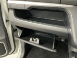 【収納部】パッと手に取りたい小物の置き場に便利。その他、沢山の収納部がございます。