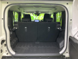 後方から荷室を見渡せる開口部が広く、荷物の積み降ろしがしやすいレイアウトです。後席の背もたれと床面が確認でき、日常の買い物から外出時まで、用途に合わせて活用いただけます。
