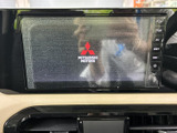 中央に配置された画面は運転席から確認しやすく、メニューや音楽などの項目にアクセスできます。目的地の確認や移動中のオーディオ利用に役立ち、日常のお出かけをサポートする装備です。