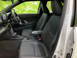 運転席からの視界は広く、周囲の状況を把握しやすいです。操作しやすい配置で、快適なドライビングをサポートします。上質な空間です。