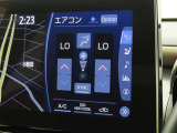 左右独立で温度調整可能なオートエアコンを装備しております。