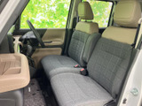 前席は座面が広く、運転席と助手席の間にも余裕を感じるレイアウトです。落ち着いた色合いのシートと明るい内装が調和し、乗り込んだときも見通しのよい車内でお過ごしいただけます。