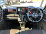 運転席まわりは前方の視界が広く、メーターや画面も目に入りやすい配置です。シートはゆったりとした印象で、乗り込んだ際の見通しもよく、日常の移動を快適に支えます。