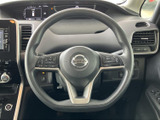 握りやすいステアリングは、長時間の運転でも疲れにくい設計。操作スイッチも配置され、運転に集中できます。快適なドライビングを。