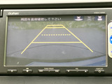 後方の様子を画面で確認でき、駐車時の周囲確認をサポートします。ガイドラインも表示されるため、車庫入れやバックでの駐車を行う際に目安として活用できます。