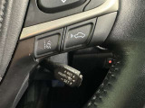 クルーズコントロール機能が付いています。 速度を設定するとアクセルを踏まなくても一定の速度で走ることができます。  高速道路ではとても便利な装置なんです。