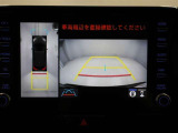 パノラミックビューモニターを装備。駐車場や交差点でクルマを真上から見るように周囲を確認できます。機能の詳細は販売店スタッフまでおたずねください。
