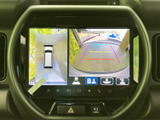 後方映像に加えて車両周囲を俯瞰した表示も確認でき、駐車時の周囲把握をサポートします。ガイドラインも表示されるため、車庫入れや狭い場所での後退に便利です。