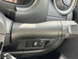 操作しやすい位置に配置され、直感的に操作できます。スムーズな車線変更をサポートする頼もしい相棒です。