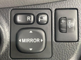 【電動格納ミラー】サイドミラーは電動格納式となっており、狭い駐車場でもキズがつくリスクを抑えられます。