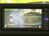 後方映像と車両周辺の表示を画面で確認でき、駐車時の周囲確認に役立ちます。ガイドラインも表示されるため、車庫入れや駐車スペースへの出し入れをサポートします。