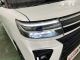 白く明るい光で夜間走行をサポートするLEDヘッドランプを搭載