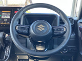 手元にスイッチが配置され、運転姿勢を保ちながら各種操作を行いやすい設計です。メーターや前方を見ながら使えるため、日々の運転で必要な操作を手元にまとめられる便利な装備です。