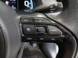 ステアリング右側には、運転支援機能を手元で操作できるスイッチ類を配置しています