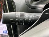 雨天時でもクリアな視界を確保できるワイパーレバー。雨量に合わせて調整でき、運転の安全性を高めます。操作性も考慮された設計です。