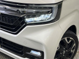 【LEDヘッドライト】悪天候や夜間走行時も良好な視界を確保し安心して運転できる高輝度LEDヘッドライトを装備!点灯速度が早く、消費電力も抑えられています。