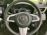 手元に複数のスイッチが備わり、運転姿勢を保ちながら各種機能へアクセスしやすい仕様です。握りやすい形状と見分けやすい配置で、日々の運転を便利にサポートします。