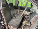 運転席まわりには十分なスペースがあり、大柄な方でもゆったり運転していただける環境です。