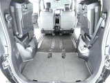 三列目シートは、折りたためますので大きなスペースが出来ちゃいます。キャンプ用品など大きな荷物もばっちり収納可能です♪
