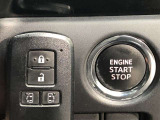 エンジンスタートスイッチです。キーが車内にあれば、エンジンの始動や停止はスイッチを押すだけ!キーを取り出す手間を省き、ワンプッシュで操作できるので簡単でスムーズです。