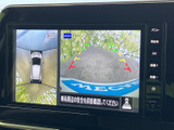 画面には車両後方の映像とガイド線が表示され、駐車時に周囲との距離感を確認する目安になります。俯瞰表示も備わり、車両周辺を把握しやすく、狭い場所での駐車をサポートします。