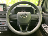 握りやすい形状で、運転席から自然に手を添えられるステアリングです。メーターやナビも視界に収まりやすく、前方を確認しながら落ち着いて運転に集中できます。
