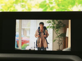 画面でテレビ映像を楽しめる装備です。お出かけ先での待ち時間など、停車中にゆっくり視聴でき、車内で過ごす時間をより快適にお使いいただけます。