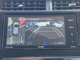 後方確認をサポートするモニター画面。駐車時の安全性を高め、狭い場所でもスムーズな操作を可能にします。
