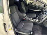 前席は身体を支える形状のシートで、運転席と助手席それぞれにゆったり座れる空間です。視界を遮りにくい開放的な配置で、乗り降りもしやすく、日々の移動を快適に過ごせます。