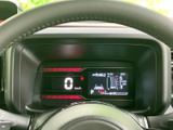 速度やシフト位置などの情報がデジタル表示され、運転中に必要な内容を確認しやすいレイアウトです。表示がまとまっているため、走行前の確認や日々の運転時にも見やすく便利です。