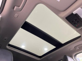 【大型サンルーフ】車内の解放感が一気に上がる大型のパノラマルーフ!季節を問わず開放的で快適なドライブをお楽しみいただけます。流通量も少なく希少価値の高い人気の装備です♪