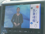 テレビ放送の画面が表示されており、停車中の視聴に活用できます。映像と情報を大きく見られるモニターを備え、停車時の待ち時間にも便利な装備です。