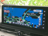 現在地周辺の道路や施設を画面上で確認でき、目的地までのルート確認に便利です。地図表示が見やすく、初めての場所へ向かう際も道順を把握しやすい装備です。