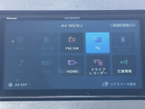 FM・AMやテレビ、HDMIなどの選択肢が画面に並び、使いたい機能を見つけやすい表示です。音楽や交通情報など、日々の移動に合わせて活用できます。