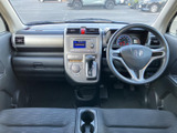 ドライバーシートに座ると、広々とした視界が広がります。シンプルで使いやすい操作系は、運転に集中できます。