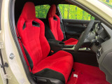 【専用スポーツシート】ホールド性に優れ、カーブ時の体が流れを抑制してくれます。また、体にフィットするから腰や背中が疲れにくく、ロングドライブや高速走行でも快適にお過ごしいただけます♪