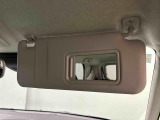 運転席、助手席共にサンバイザー&バニティミラー付いてます