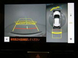 パノラミックビューモニター付きです。車両を上から見たような映像をディスプレイオーディオ画面に表示。運転席からの目視だけでは見にくい、車両周辺の状況をリアルタイムでしっかり確認できます。