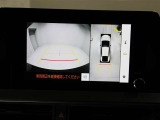 パノラミックビューモニターを装備。駐車場や交差点でクルマを真上から見るように周囲を確認できます。機能の詳細は販売店スタッフまでおたずねください。